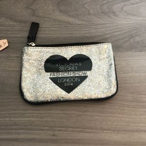 VS FASHION SHOW 2014 POUCH